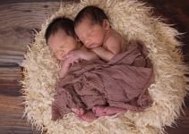 Pregnant with Twins: Signs & Symptoms, Tips, and What to Expect Pregnant with Twins: Signs & Symptoms, Tips, and What to Expect